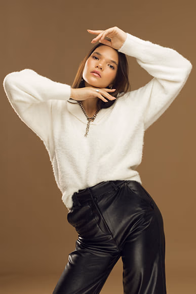 https://shotkit.com/wp-content/uploads/2026/04/Master-Flow-Posing-Photography-With-These-9-Dynamic-Techniques-2.jpg